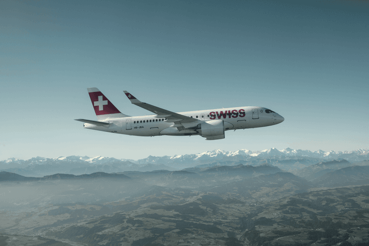 Ein A220-100 der Swiss über den Schweizer Alpen bei schönem Wetter